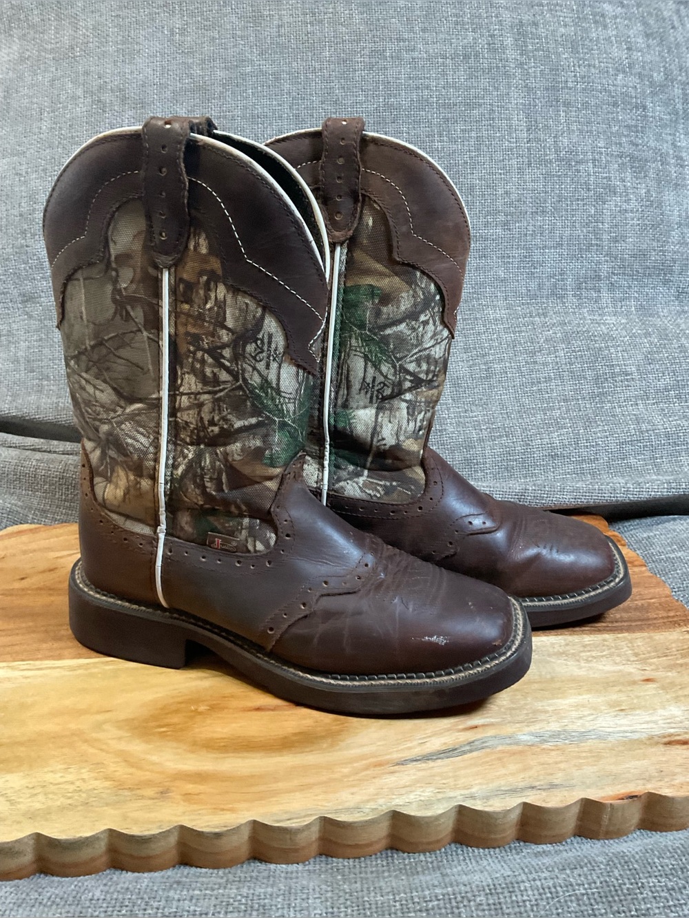 Justin Women's Brown Cowboy Boot -  Size 8.5